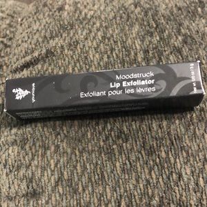 Lip exfoliator